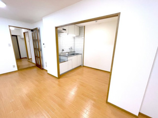 【居間・リビング】 | イプシロンA棟　214 | ※内観写真は間取り改造後の同型タイプB棟211号室（2024.10.24）撮影分を代用・準備中
☆1）この度、和室6帖（南東）を洋室へ改造
2）3LDK　⇒　2LDK　２０２５．９施工