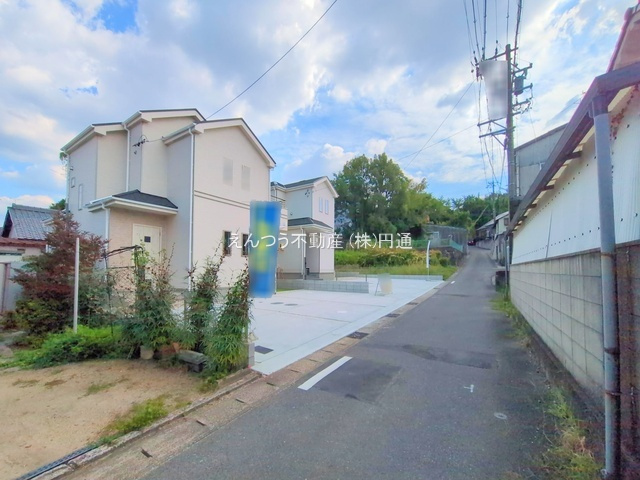 ハートフルタウン秋葉町の前面道路含む現地写真