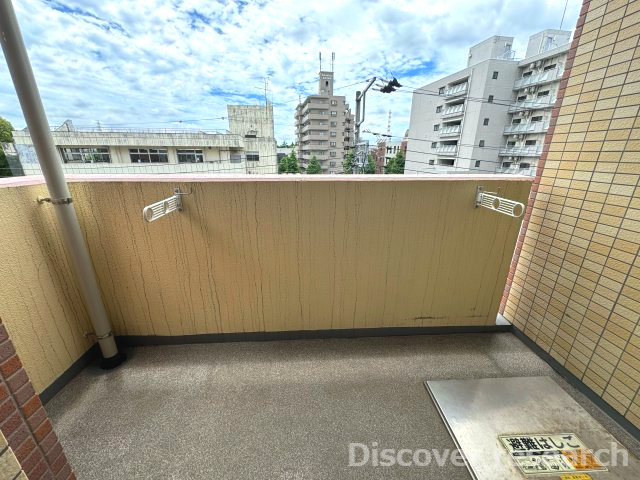 アスティオン鹿沼公園のバルコニー|【バルコニー】
3.99㎡のバルコニーです。奥行きがあるので洗濯を干すことは勿論
椅子に座ってのんびり過ごすこともできます。
