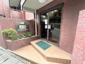 【エントランス】 | マンションの顔となるエントランスは重厚感漂う装いでお客様をお出迎えします。 