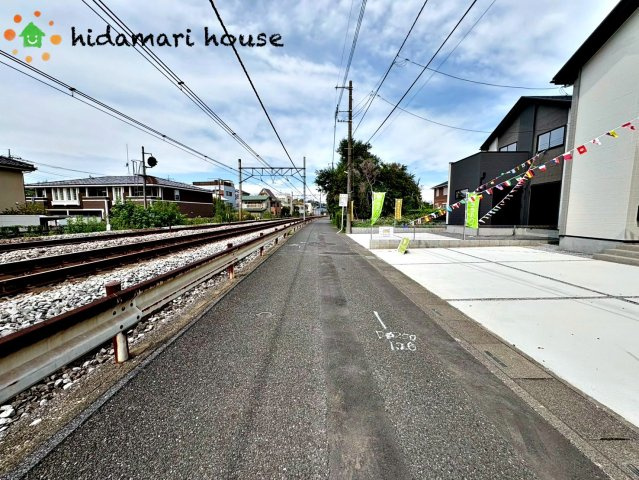 北区別所町9期　新築戸建　リガーレ02の前面道路含む現地写真