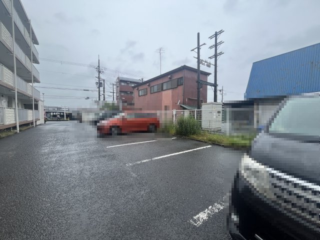 クレセールサダの駐車場