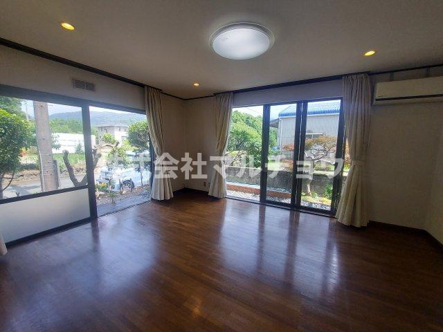 印南売り家の居間・リビング|ゆったり過ごせるリビングです