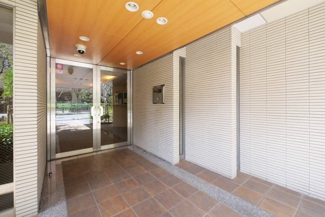 大阪市天王寺区上汐５丁目の賃貸マンションのエントランス