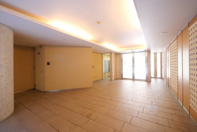 大阪市天王寺区上汐５丁目の賃貸マンションのロビー