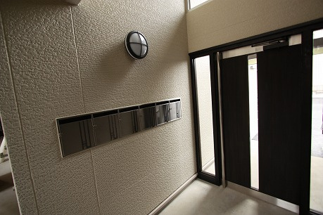 高崎市芝塚町のアパートのエントランス