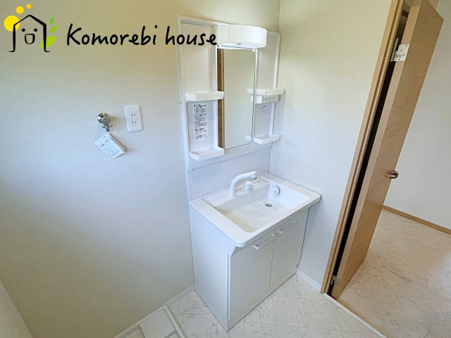 大宮七里グリーンハイツ二号棟の独立洗面台|独立洗面台、小物を置くことができて便利です