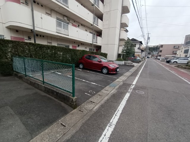 ウメムラビル月見の駐車場