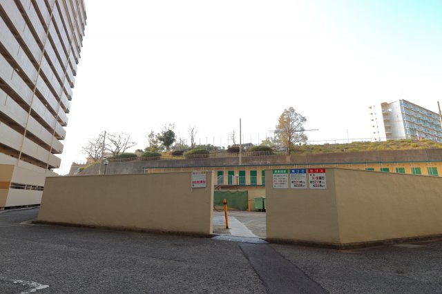 夢野ハイタウン1号棟のその他共用部分|整頓されたゴミステーションです。