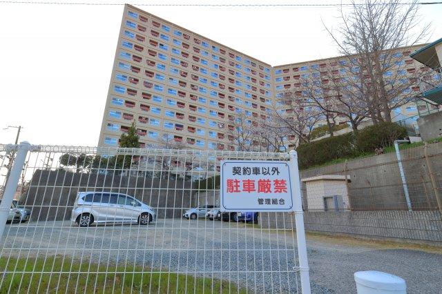 夢野ハイタウン1号棟の外観|駐車中から見上げる外観です。