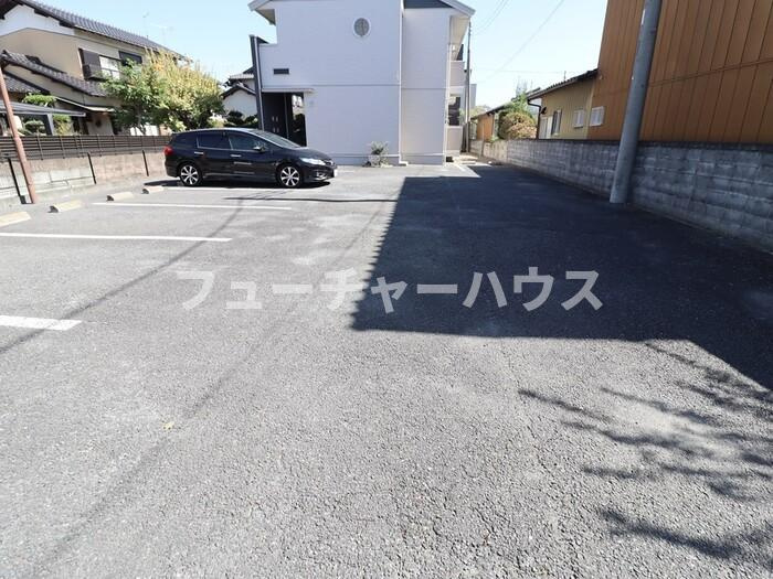 メゾンランコントルの駐車場