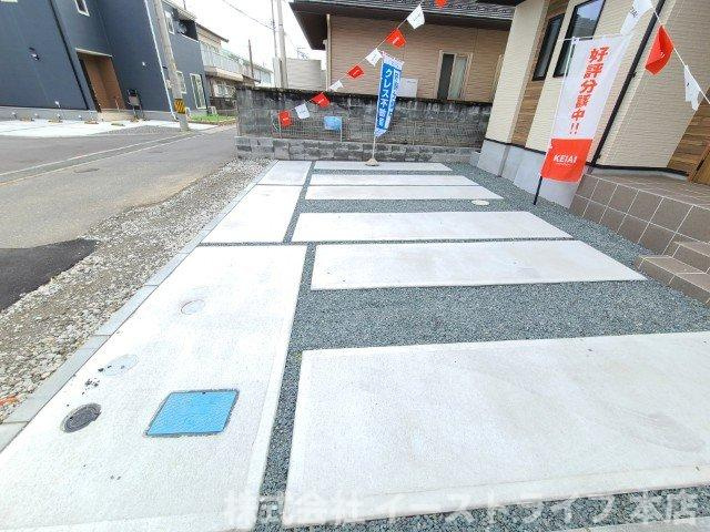 【新築戸建】　いわき市平泉崎1期の駐車場|2号棟写真　3台駐車可能（車種による）