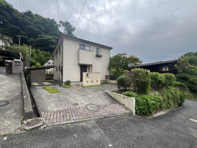 手入れの行き届いた広いお庭がある緑豊かな高台の戸建住宅の外観