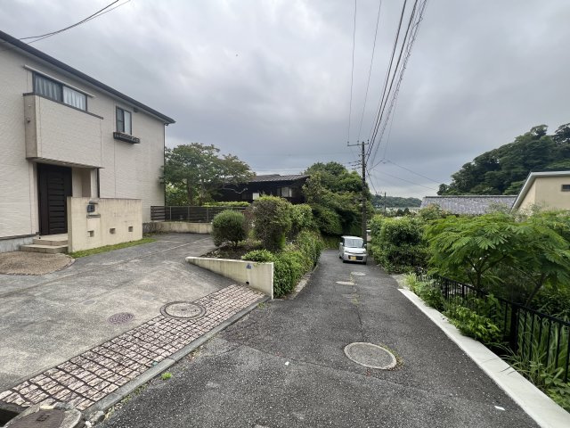 手入れの行き届いた広いお庭がある緑豊かな高台の戸建住宅の前面道路含む現地写真
