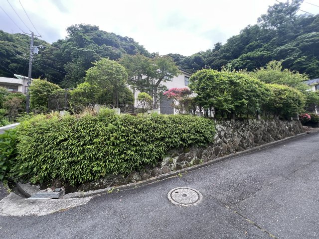 手入れの行き届いた広いお庭がある緑豊かな高台の戸建住宅の外観