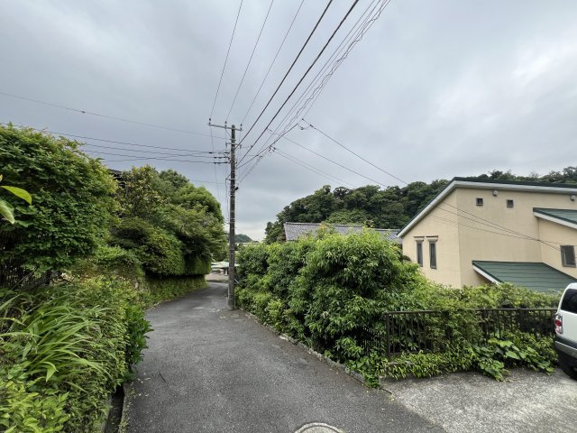 手入れの行き届いた広いお庭がある緑豊かな高台の戸建住宅の展望