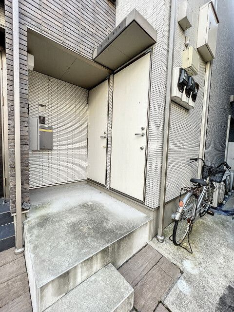 WISTERIA のエントランス