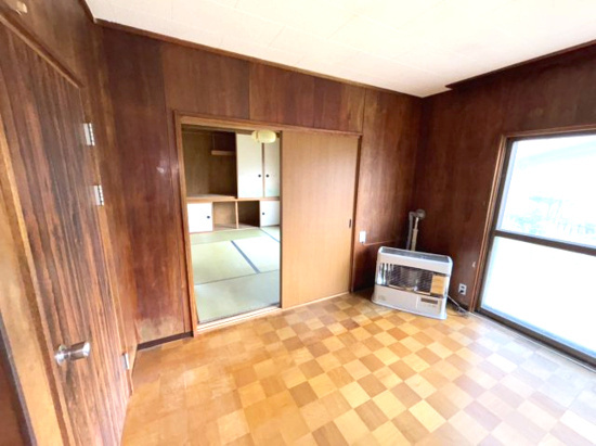 【居間・リビング】 | 北見市美山町南２丁目８番地３８　平屋建中古売家 | 8.7帖居間