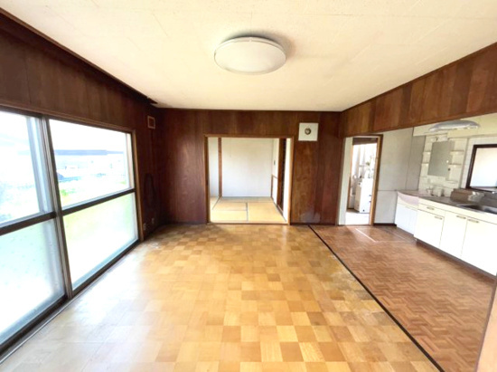 【居間・リビング】 | 北見市美山町南２丁目８番地３８　平屋建中古売家 | 4.3帖リビングダイニング