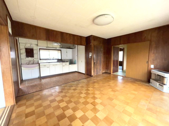 【居間・リビング】 | 北見市美山町南２丁目８番地３８　平屋建中古売家 | 4.3帖リビングダイニング