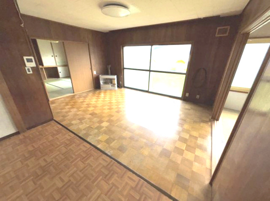 【居間・リビング】 | 北見市美山町南２丁目８番地３８　平屋建中古売家 | 8.7帖居間