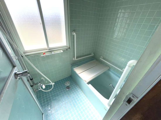 【浴室】 | 北見市美山町南２丁目８番地３８　平屋建中古売家 | 浴室タイル