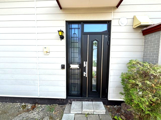 【玄関】 | 北見市美山町南２丁目８番地３８　平屋建中古売家 | 玄関ドア（外）