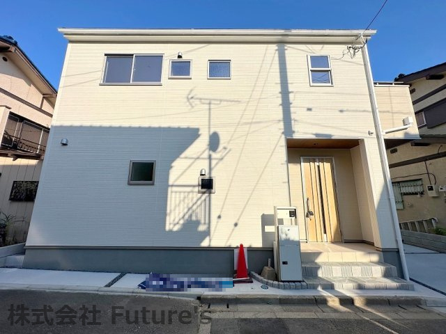 三郷市戸ケ崎3丁目　新築戸建　全1棟の外観|不在時に便利な宅配BOX付きの邸宅です