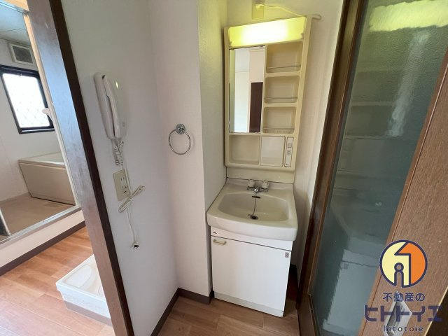 サンリバーHの独立洗面台|独立洗面台、小物を置くことができて便利です