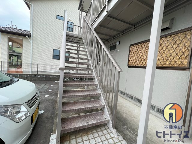 サンリバーHのエントランス|2階への階段です
