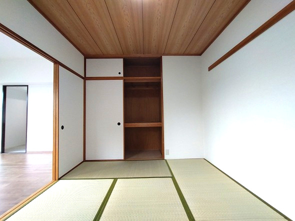 ユニーブル漆山の和室|家族が集うリビングのすぐ横に安らぎの和空間。お子様の遊び場から客間、お昼寝スペースまで、多目的に使えるこの和室があなたの暮らしをより豊かに彩ります。