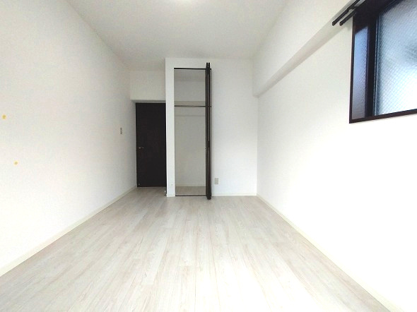 ユニーブル漆山の洋室|落ち着いた色合いのフローリングと清潔感のある白い壁が、どんな家具とも調和し自分好みの空間づくりを可能にします。