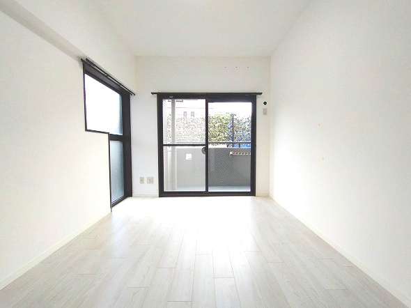 ユニーブル漆山の洋室|どんな色の家具やインテリアも馴染むシンプルな内装は、あなたらしい空間づくりを存分に楽しめます。