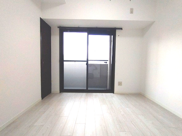 ユニーブル漆山の洋室|日当たりの良い窓際に設けられた広々としたクローゼットです。丈の長い衣類も収納でき、お部屋をすっきりと保てます。