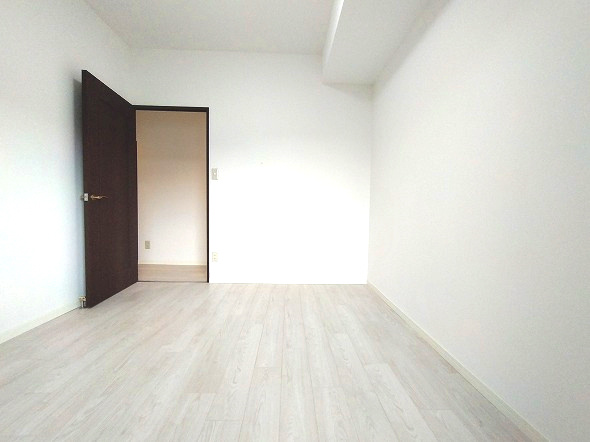 ユニーブル漆山の洋室|無駄を省いたシンプルなデザインは自由なレイアウトを可能にします。あなたのライフスタイルに合わせて多様な使い方ができる汎用性の高さが魅力です。