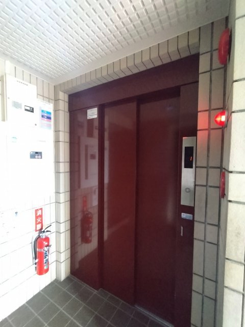 ユニーブル漆山のその他共用部分|居住フロアへとスムーズに移動できるエレベーターです。大きな赤い扉が特徴的で、建物のアクセントになっています。