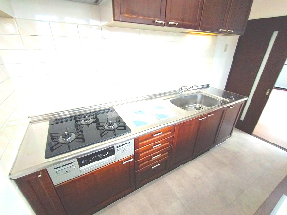 ユニーブル漆山のキッチン|シンクも広々としており、洗い物も楽々。上下の収納も充実しており、整理整頓もしやすい設計です。