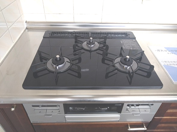 ユニーブル漆山のキッチン|調理の効率を格段に上げる3口ガスコンロを搭載。同時に複数の料理が手際よく進められ、忙しい毎日をサポートします。