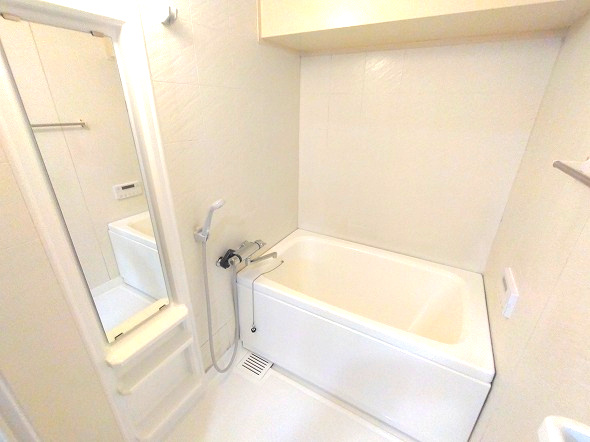 ユニーブル漆山の浴室|白を基調とした清潔感のある浴室。シンプルながらも機能的なデザインで、快適なバスタイムをお過ごしいただけます。