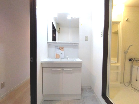 ユニーブル漆山の独立洗面台|清潔感あふれる洗面化粧台です。三面鏡の裏には収納スペースも確保されており、洗面周りの小物をすっきりと整理できます。