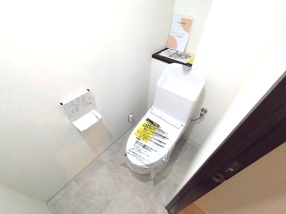 ユニーブル漆山のトイレ|白を基調とした内装はいつでも明るく清潔な印象。ゲストにも気持ちよく使っていただける空間です。