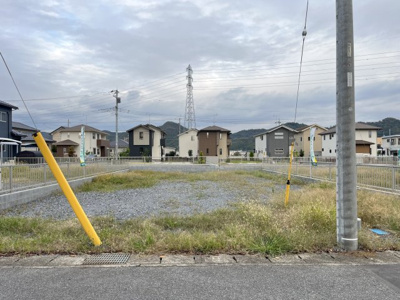 【前面道路含む現地写真】 | 【栃本町第1期　現地外観】
※令和7年10月時点