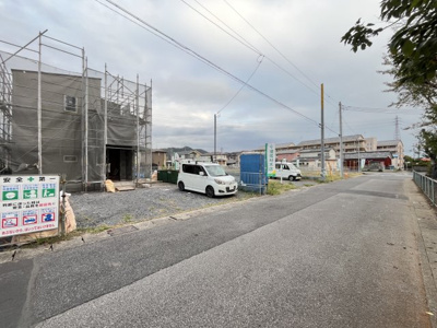 【前面道路含む現地写真】 | 【栃本町第1期　現地外観】
※令和7年10月時点