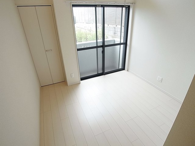 Softlyの居間・リビング|綺麗なフローリング