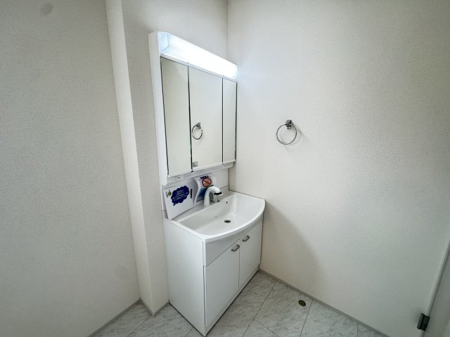 リーブルガーデンS  前橋茂木町第３　１号棟の独立洗面台|シャワー水栓付き洗面台で朝の身支度もバッチリです！
洗面台には収納スペースもあり洗面室もすっきり片付きますよ！