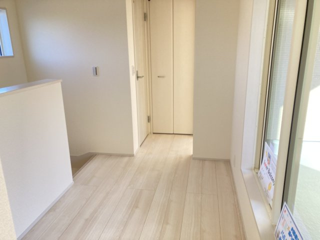 リーブルガーデンS  前橋茂木町第３　２号棟のその他共用部分|２階ホールも広々しています。バルコニーにも出られて便利！