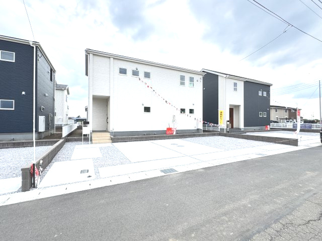 リーブルガーデンS  前橋茂木町第３　２号棟の駐車場|駐車場もキレイに整備されています。並列３台駐車可能です！
前面道路も広く車の出し入れもしやすいですよ！