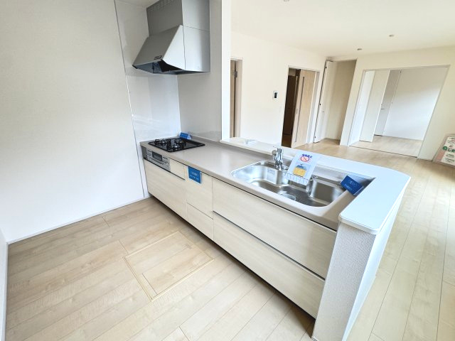 リーブルガーデンS  前橋茂木町第３　２号棟のキッチン|人気のカウンターキッチン採用です☆
コンロも３口ご用意しています！調理スペースも広くストレスなくお料理できます。
浄水器つきなので美味しいお水も飲めますよ♪
