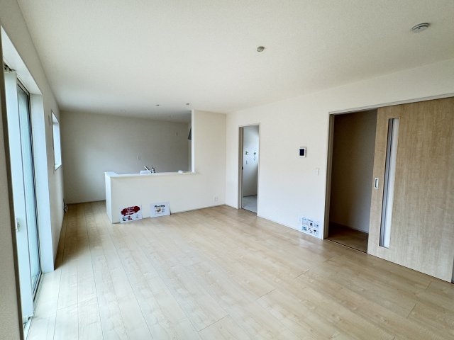 リーブルガーデンS  前橋茂木町第３　２号棟の居間・リビング|16帖リビング♪人気の対面式キッチンを配した空間はお好みの家具も合わせやすく、家族がくつろぐ快適な空間造りをサポート。窓からは明るい陽光が差し込みます。