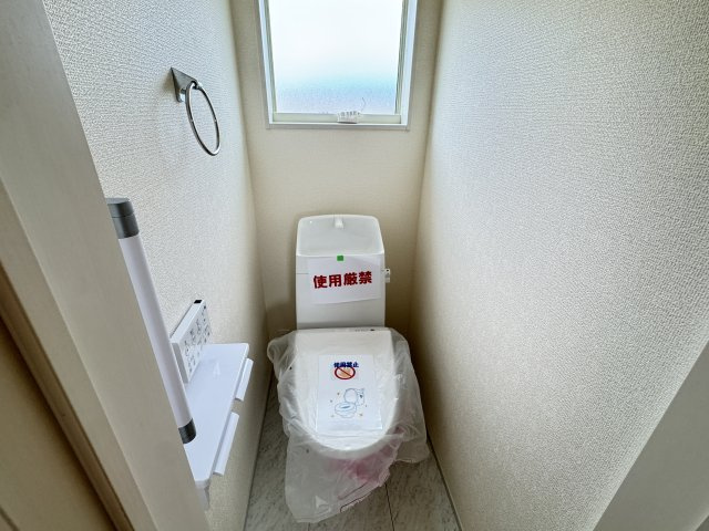 リーブルガーデンS  前橋茂木町第３　２号棟のトイレ|1階トイレです。清潔感のある白を基調としています。
温水洗浄・便座暖房機能の付いた快適なトイレです☆